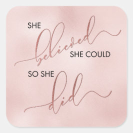 Sie glaubte, dass sie eine Rose mit Gold-Typografi Quadratischer Aufkleber