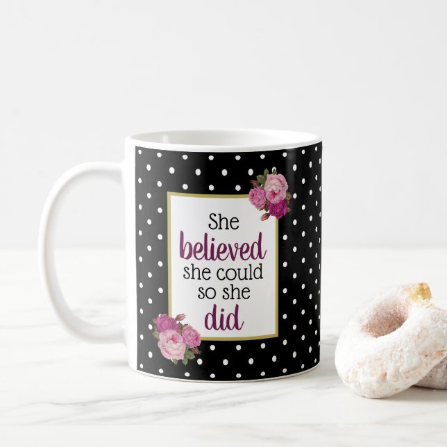 Sie glaubte, dass sie Motivierend Floraldoten Kaffeetasse (Mit Donut)