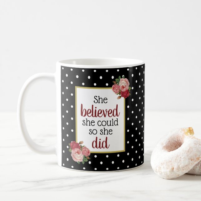 Sie glaubte, dass sie Motivierend Floraldoten Kaffeetasse (Mit Donut)
