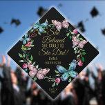 Sie glaubte, dass sie Schwarze und Gold schmettern<br><div class="desc">Personalisieren Sie dieses hübsche Design mit Schmetterlingen mit Ihrem Klassennamen und Klassenjahr. Entwickelt von Thisisnotme©</div>