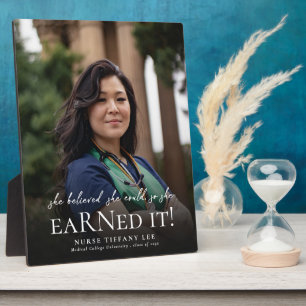 Sie glaubte, sie könne Abschluss für das Foto der  Fotoplatte