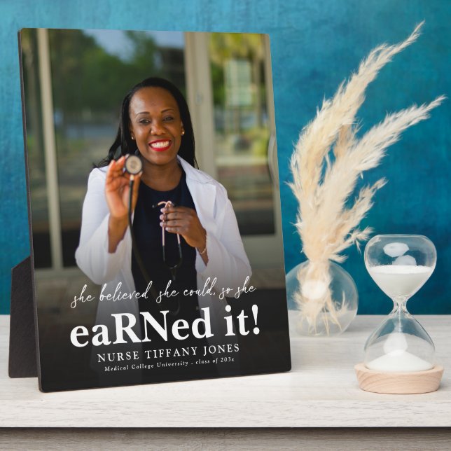 Sie glaubte, sie könne Abschluss für das Foto der  Fotoplatte (Seite)