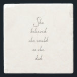 Sie glaubte, sie könne inspirierendes Zitat schrei Steinuntersetzer<br><div class="desc">Sie glaubte,  sie könne also - inspirierend motivierend Zitat - schwarz und weiß.</div>