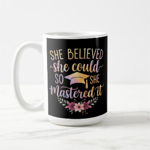 Sie glaubte, sie könnte es, also meisterte sie es kaffeetasse