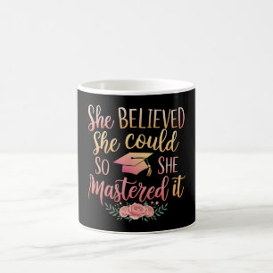 Sie glaubte, sie könnte es, also meisterte sie es kaffeetasse