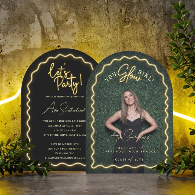 Sie Glow Girl Wavy Yellow Neon Abschluss Foto Einladung (You Glow Girl Wavy Yellow Neon Graduation Photo Invitation)