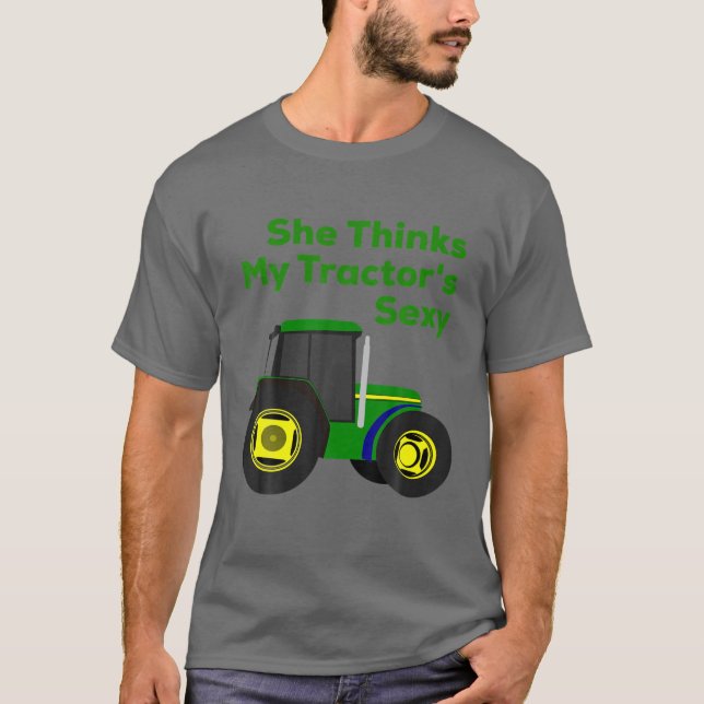 Sie hält meinen Traktor für sexy Funny T-Shirt (Vorderseite)
