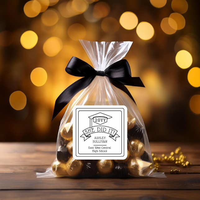 Sie hat den Namen des Abschlusses Grand Cap | Schu Quadratischer Aufkleber (Black and White Grad Cap "She Did It!" Graduation Name and Class Year School Square Favor Sticker)