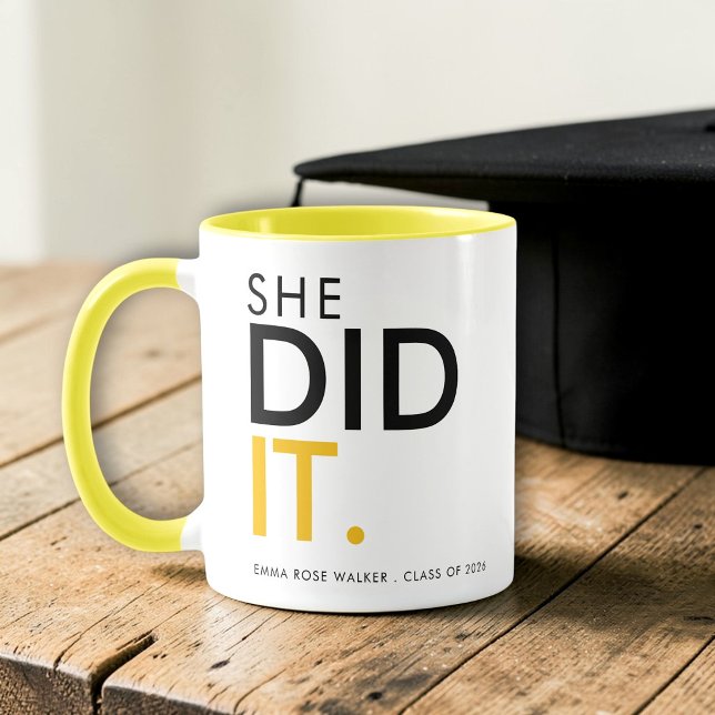 Sie hat es Schwarz Gelb Abschlussgeschenk Tasse (Von Creator hochgeladen)