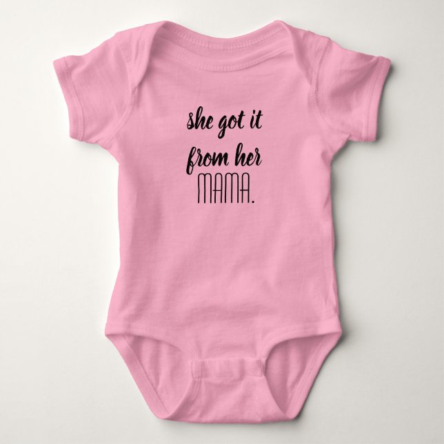 "Sie hat es von ihrer Mama Got Baby One Stück Strampler (Vorderseite)