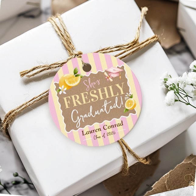 Sie hat FRESHLY Abgeschlossen Zitronen Abschlussfe Geschenkanhänger (Shes Freshly Graduated watercolor floral lemon pink stripes rustic kraft graduation party favor tags)