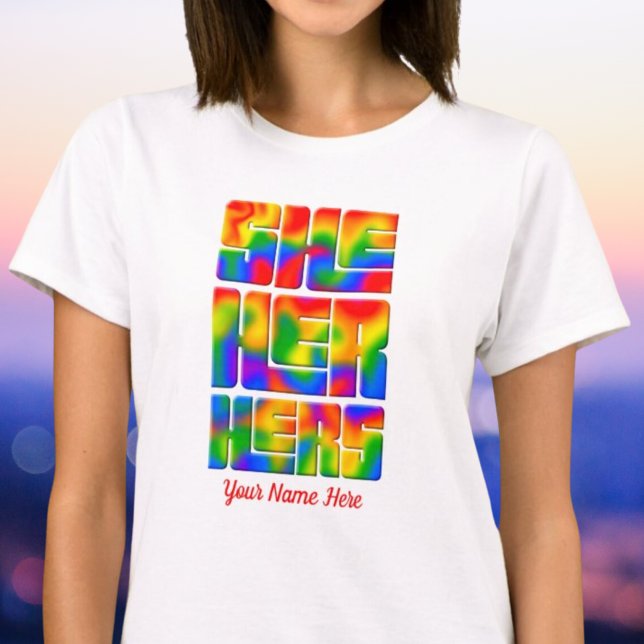 Sie hat ihre Pronouns-Rainbow-Gefärbte Krawatte T-Shirt (Von Creator hochgeladen)