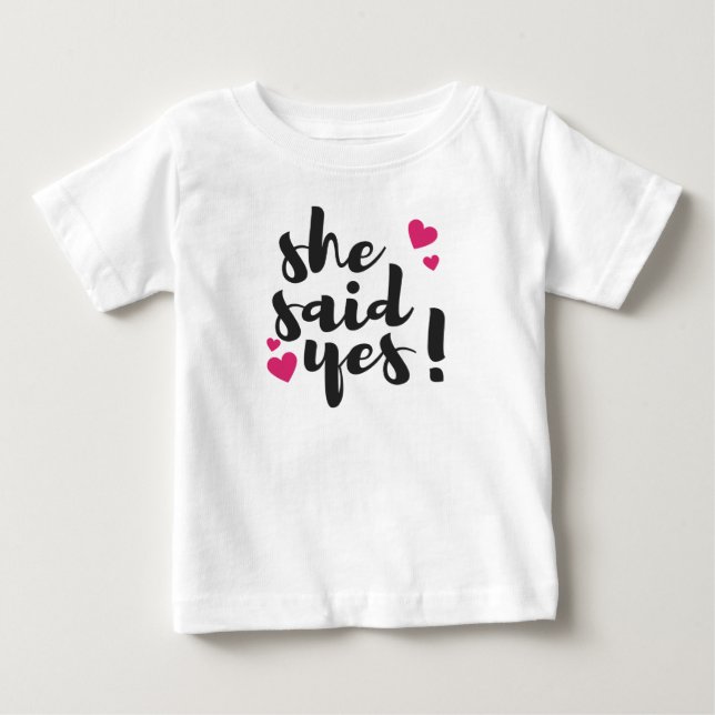 Sie hat Ja gesagt! Verlobungsfeier – Romantisch Baby T-shirt (Vorderseite)