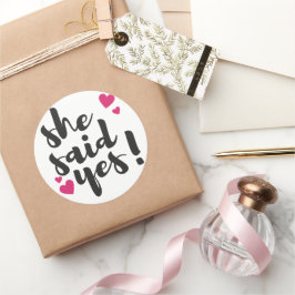 Sie hat Ja gesagt! Verlobungsfeier – Romantisch Runder Aufkleber