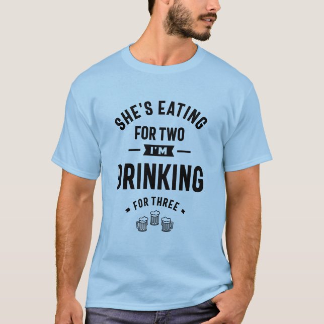 Sie isst für zwei, die ich für drei trinke T-Shirt (Vorderseite)