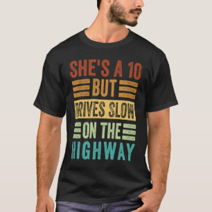 Sie ist 10, aber fährt langsam auf der Autobahn Sa T-Shirt