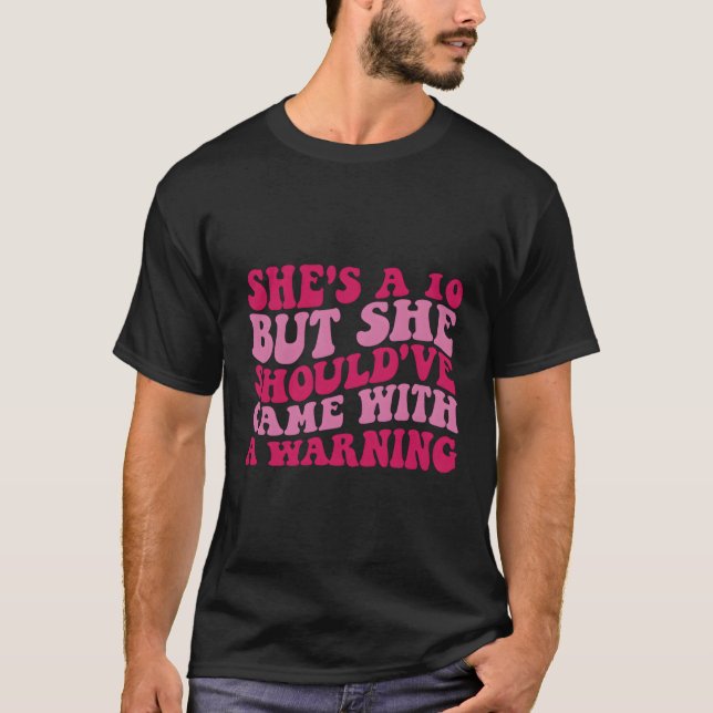 Sie ist 10, aber sie hätte mit einer Warnung an T-Shirt (Vorderseite)