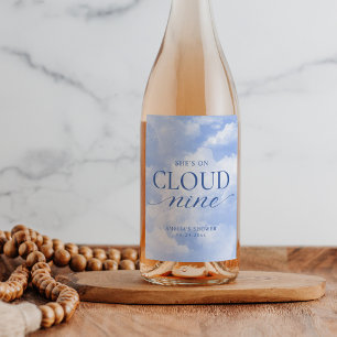 Sie ist auf Cloud Nine Blue Brautparty Weinetikett