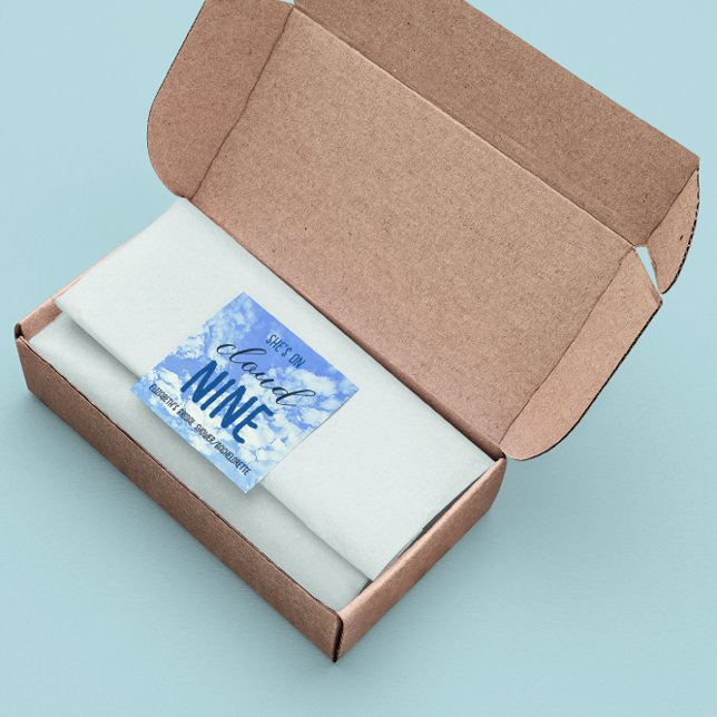 Sie ist auf Cloud Nine! Brautparty/Bachelorette Quadratischer Aufkleber (Von Creator hochgeladen)