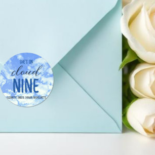 Sie ist auf Cloud Nine! Brautparty/Bachelorette Runder Aufkleber