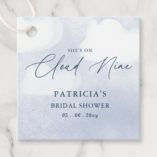 Sie ist auf Cloud Nine Brautparty Geschenkanhänger (Vorderseite)