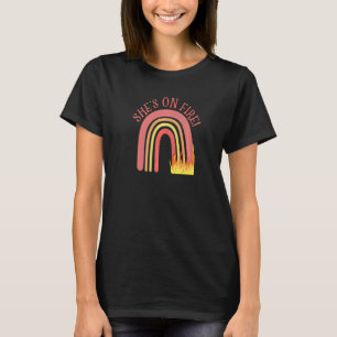 Sie ist auf Feuer Regenbogenmütter erfolgreiche Ac T-Shirt
