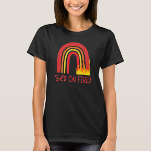 Sie ist auf Feuer Regenbogenmütter erfolgreiche Ac T-Shirt