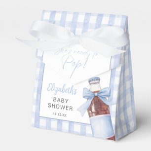 Sie ist bereit, den blauen Schleifen-Baby-Tag zu p Geschenkschachtel