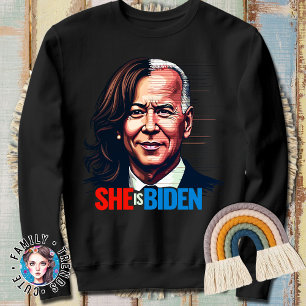Sie ist Biden Trump Kamala Debatte Funny Zitat Sweatshirt