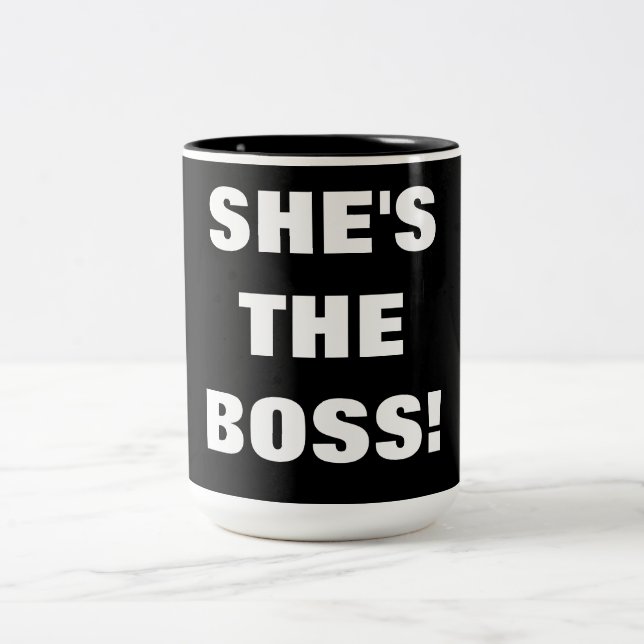 SIE ist DER CHEF Zweifarbige Tasse (Mittel)