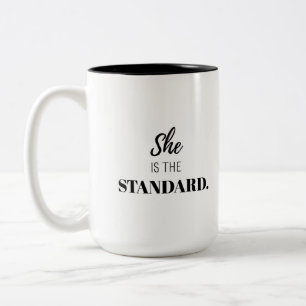 Sie ist der Maßstab – kühnes weibliches Empowermen Zweifarbige Tasse