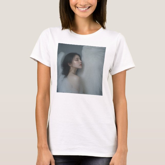 —Sie ist der Schlafende Engel. T-Shirt (Vorderseite)