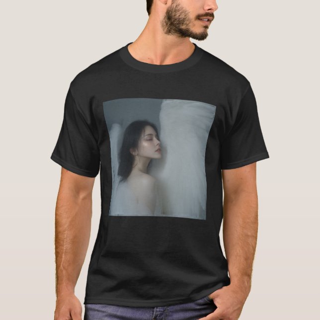 —Sie ist der Schlafende Engel. T-Shirt (Vorderseite)