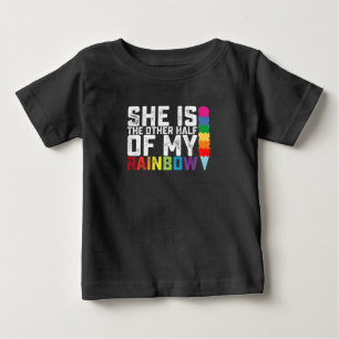 Sie ist die andere Hälfte meines Regenbogens Lesbi Baby T-shirt