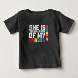 Sie ist die andere Hälfte meines Regenbogenschwuls Baby T-shirt