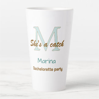 Sie ist ein Fang Junggesellinnenparty mit blauem M Milchtasse