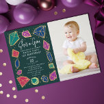 Sie ist ein Gem Crystals Gemstone Kid Foto Geburts Einladung<br><div class="desc">Diese trendige "she's a gem" Kindergeburtstag-Einladung mit juwelenfarbenen Kristallen und Edelsteinen. Die Rückseite weist ein Muster glänzender goldener Sterne auf. Personalisieren Sie es für Ihre Bedürfnisse. In meinem Geschäft finden Sie passende Produkte.</div>