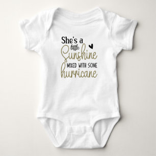 Sie ist ein kleiner Sunshine Bodysuit Baby Strampler