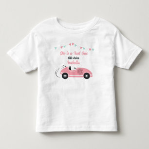 Sie ist ein schneller Festlicher Rosa Rennwagen Ge Kleinkind T-shirt
