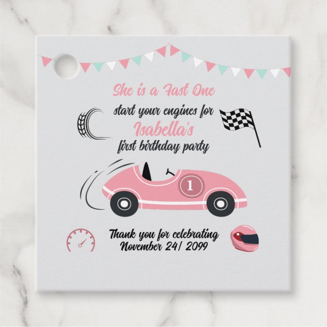 Sie ist ein schnelles, festlich rosa Rennwagen zum Geschenkanhänger (Vorderseite)