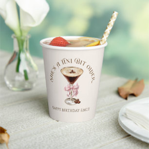 Sie ist ein Tini Bit Older Espresso Martini Geburt Pappbecher
