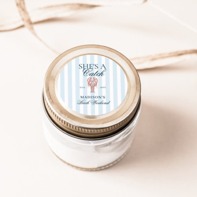 Sie ist eine Catch Hummer Bachelorette Runder Aufkleber (Von Creator hochgeladen)