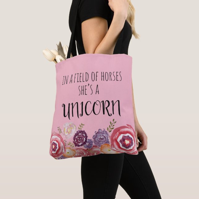 Sie ist eine Einhorntasche für Blume (Von Nahem)