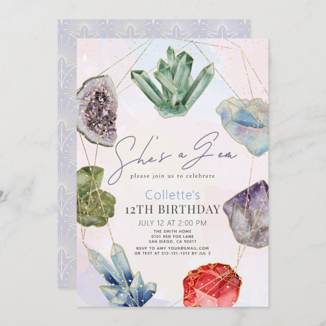Sie ist eine Gem Crystals Gemstone Geology Geburts Einladung (Vorne/Hinten)