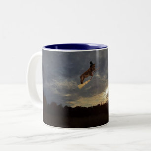 Sie ist eine Hexe Zweifarbige Tasse