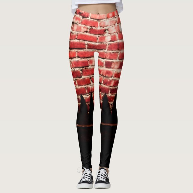 Sie ist eine Leggings im Brick House (Vorderseite)