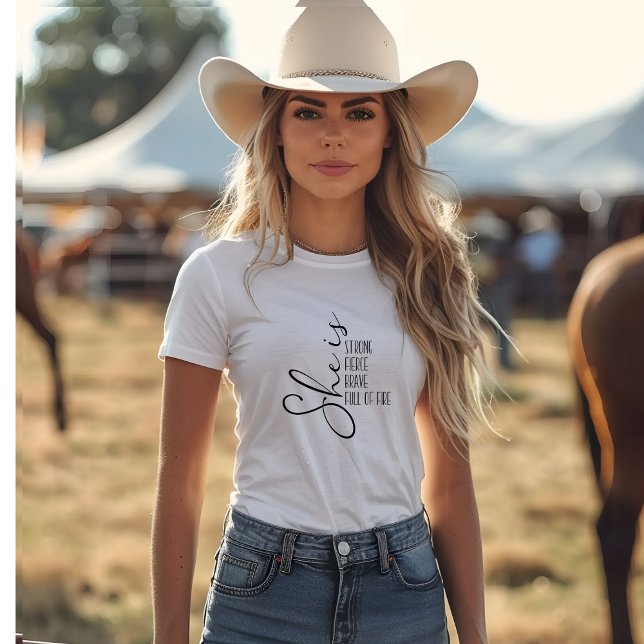 Sie ist eine starke Script Typografy Gift T - Shir T-Shirt (Von Creator hochgeladen)