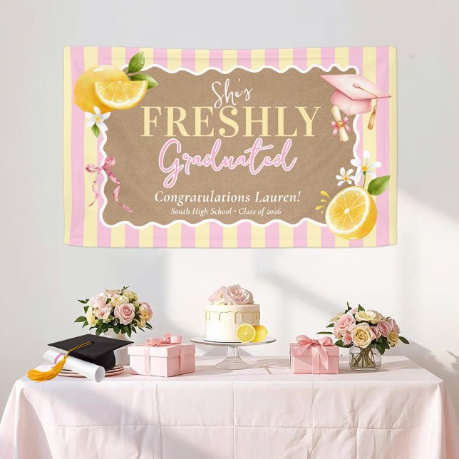 Sie ist frischgebackene Zitronen gestreifte Abschl Banner (She's Freshly Graduated pink & butter yellow striped watercolor lemons bows girl graduation banner)