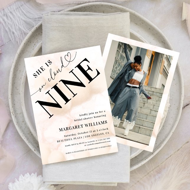 Sie ist im Cloud Nine Heart Script Brautparty Einladung (Von Creator hochgeladen)