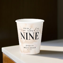 Sie ist im Cloud Nine Heart Script Brautparty Pappbecher